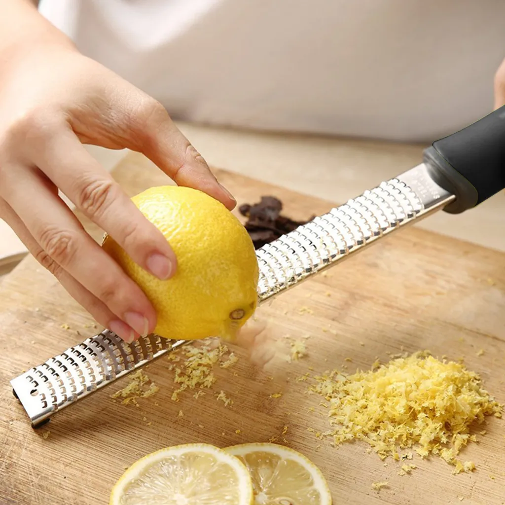 Premium Zester Reibe - Deine Hochwertige Parmesanreibe, Muskatnussreibe, Zitronenreibe, Ingwerreibe Mit Messerscharfen Edelstahl Klingen Und Holzgriff 9 Premium Zester Reibe - Deine Hochwertige Parmesanreibe, Muskatnussreibe, Zitronenreibe, Ingwerreibe Mit Messerscharfen Edelstahl Klingen Und Holzgriff – Bild 7