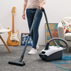 HooGo B3+ Bodenstaubsauger 3 Liter Mit Beutel Inkl. Parkett-, Polster- Und Fugendüse, Möbelbürste, 11m Aktionsradius, HEPA14 Filter, Allergikertauglich 24 HooGo B3+ Bodenstaubsauger 3 Liter Mit Beutel Inkl. Parkett-, Polster- Und Fugendüse, Möbelbürste, 11m Aktionsradius, HEPA14 Filter, Allergikertauglich -Haushaltswaren Store edd530f2afcbb8a4fd1e18a239af6a1e
