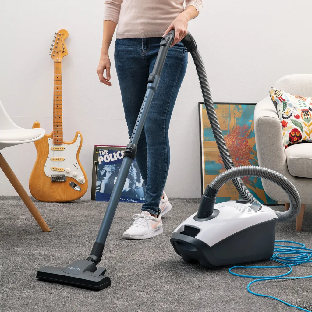 HooGo B3+ Bodenstaubsauger 3 Liter Mit Beutel Inkl. Parkett-, Polster- Und Fugendüse, Möbelbürste, 11m Aktionsradius, HEPA14 Filter, Allergikertauglich 12 HooGo B3+ Bodenstaubsauger 3 Liter Mit Beutel Inkl. Parkett-, Polster- Und Fugendüse, Möbelbürste, 11m Aktionsradius, HEPA14 Filter, Allergikertauglich – Bild 10