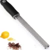 Zester, Hobel Reibe - Käsereibe, Parmesanreibe, Zitronenreibe - Küchenreibe Aus Edelstahl Mit Schutzabdeckung Und Silikon Griff | Schwarz -Haushaltswaren Store effd285b89ad2e53a0dfe342a294b435