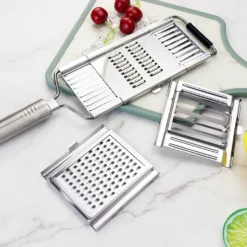 4-fach Gemüsehobel Mit 3 Zusätzlichen Einsätzen. V-Schneider, Julienneschneider Und Parmesanreibe. -Haushaltswaren Store f33a7560004dc92338b020f3fb2331bc