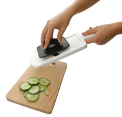 Fackelmann Dick-/Dünnschneider Mit Restehalter, Gemüseschneider Mit Zweiseitiger Edelstahl-Klinge, Hochwertiger Gemüsehobel (Farbe: Weiß/Schwarz), Menge: 1 Stück 18 Fackelmann Dick-/Dünnschneider Mit Restehalter, Gemüseschneider Mit Zweiseitiger Edelstahl-Klinge, Hochwertiger Gemüsehobel (Farbe: Weiß/Schwarz), Menge: 1 Stück -Haushaltswaren Store f73c1f3e3ddb7e0870c0230f5512d48d