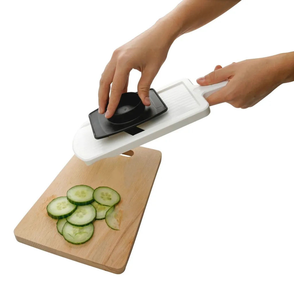 Fackelmann Dick-/Dünnschneider Mit Restehalter, Gemüseschneider Mit Zweiseitiger Edelstahl-Klinge, Hochwertiger Gemüsehobel (Farbe: Weiß/Schwarz), Menge: 1 Stück 9 Fackelmann Dick-/Dünnschneider Mit Restehalter, Gemüseschneider Mit Zweiseitiger Edelstahl-Klinge, Hochwertiger Gemüsehobel (Farbe: Weiß/Schwarz), Menge: 1 Stück – Bild 7