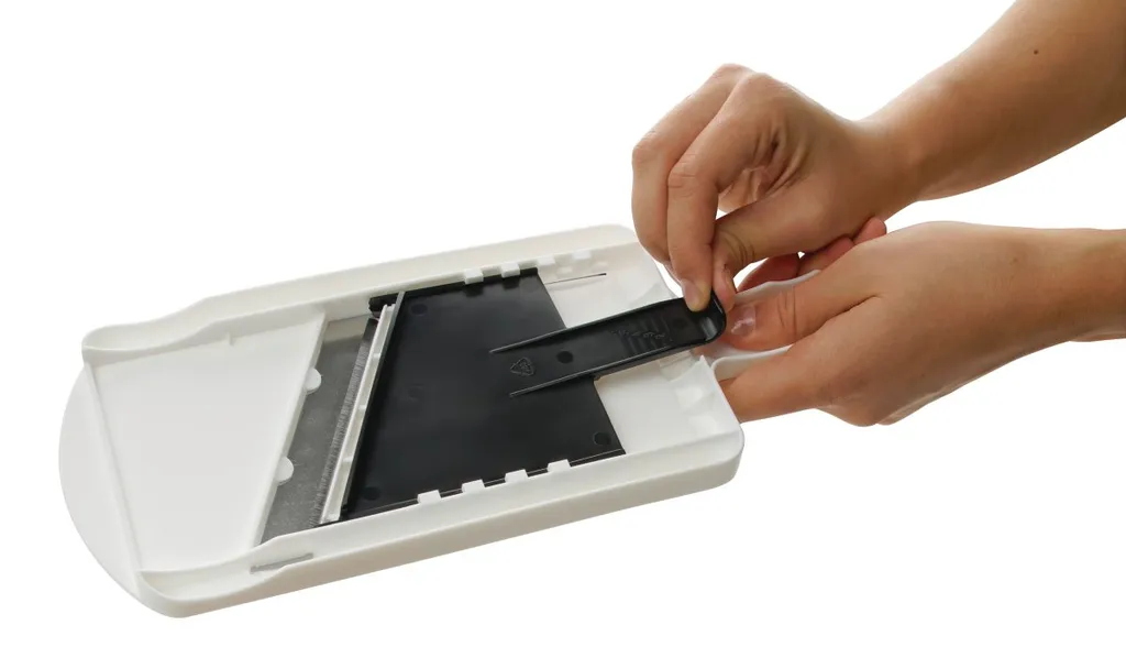 Fackelmann Dick-/Dünnschneider Mit Restehalter, Gemüseschneider Mit Zweiseitiger Edelstahl-Klinge, Hochwertiger Gemüsehobel (Farbe: Weiß/Schwarz), Menge: 1 Stück 6 Fackelmann Dick-/Dünnschneider Mit Restehalter, Gemüseschneider Mit Zweiseitiger Edelstahl-Klinge, Hochwertiger Gemüsehobel (Farbe: Weiß/Schwarz), Menge: 1 Stück – Bild 4